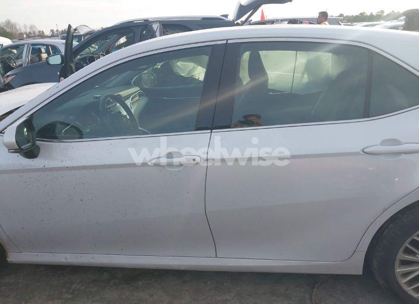 Photo 14 of 2018 Toyota Camry XLE (VIN 4T1B11HK4JU040136)