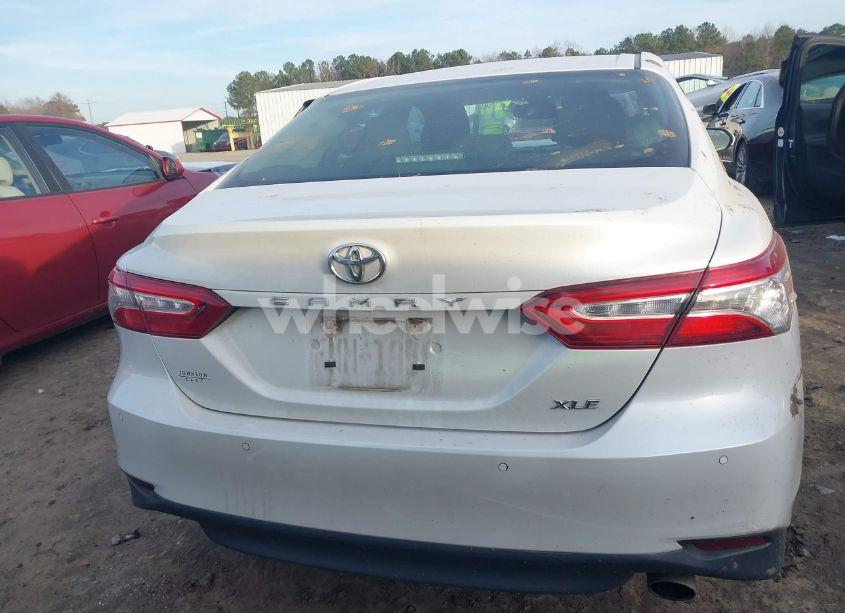 Photo 16 of 2018 Toyota Camry XLE (VIN 4T1B11HK4JU040136)