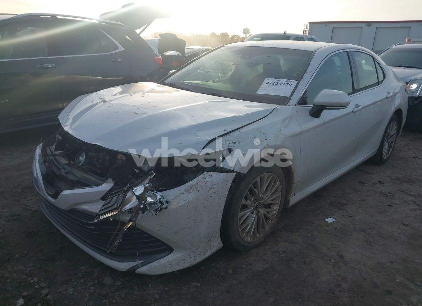 Photo 2 of 2018 Toyota Camry XLE (VIN 4T1B11HK4JU040136)