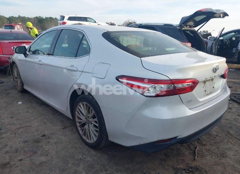 Photo 3 of 2018 Toyota Camry XLE (VIN 4T1B11HK4JU040136)