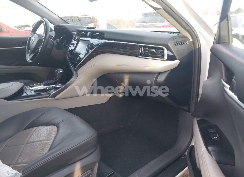 Photo 5 of 2018 Toyota Camry XLE (VIN 4T1B11HK4JU040136)