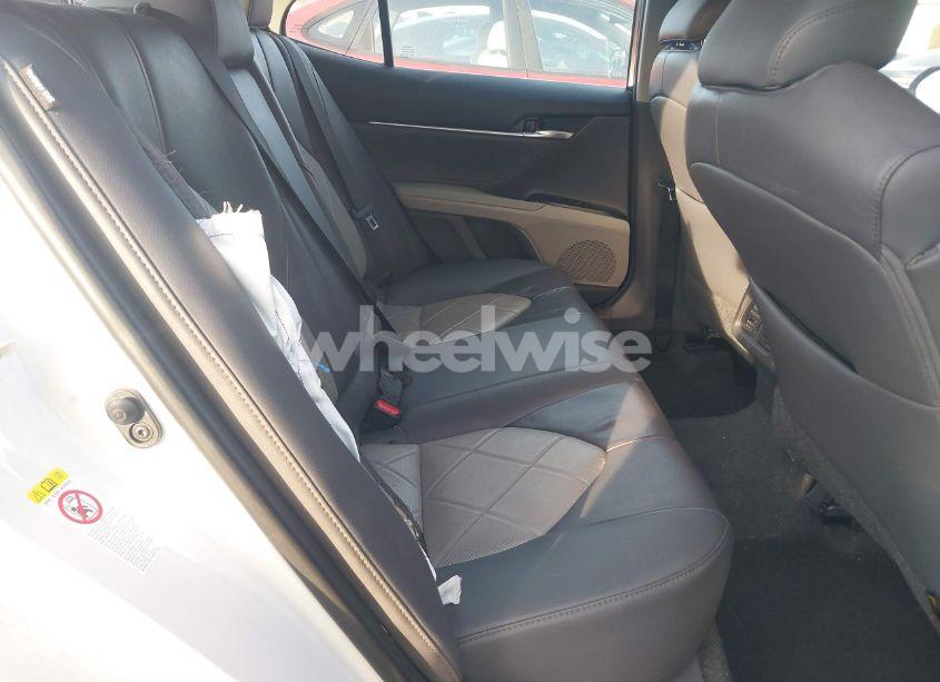 Photo 8 of 2018 Toyota Camry XLE (VIN 4T1B11HK4JU040136)