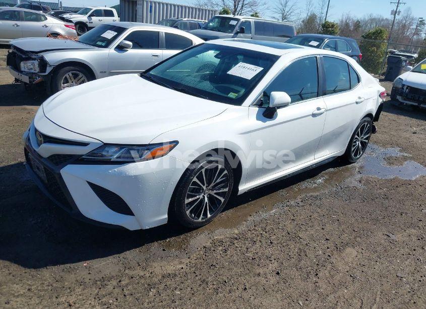 Photo 2 of 2018 Toyota Camry SE (VIN 4T1B11HK4JU043294)