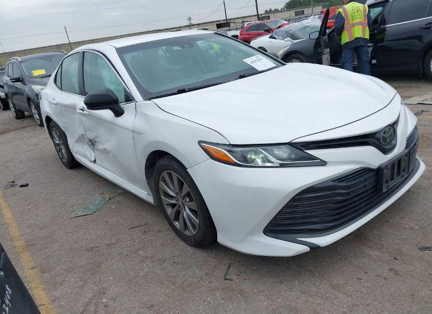 2018 Toyota Camry LE (VIN 4T1B11HK4JU053386) main photo