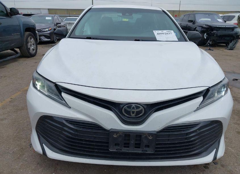 Photo 12 of 2018 Toyota Camry LE (VIN 4T1B11HK4JU053386)