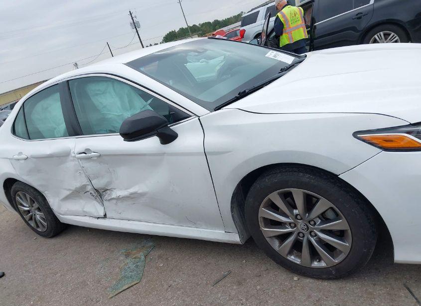 Photo 13 of 2018 Toyota Camry LE (VIN 4T1B11HK4JU053386)