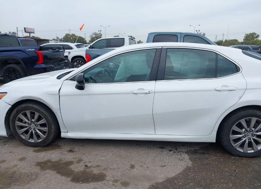 Photo 14 of 2018 Toyota Camry LE (VIN 4T1B11HK4JU053386)