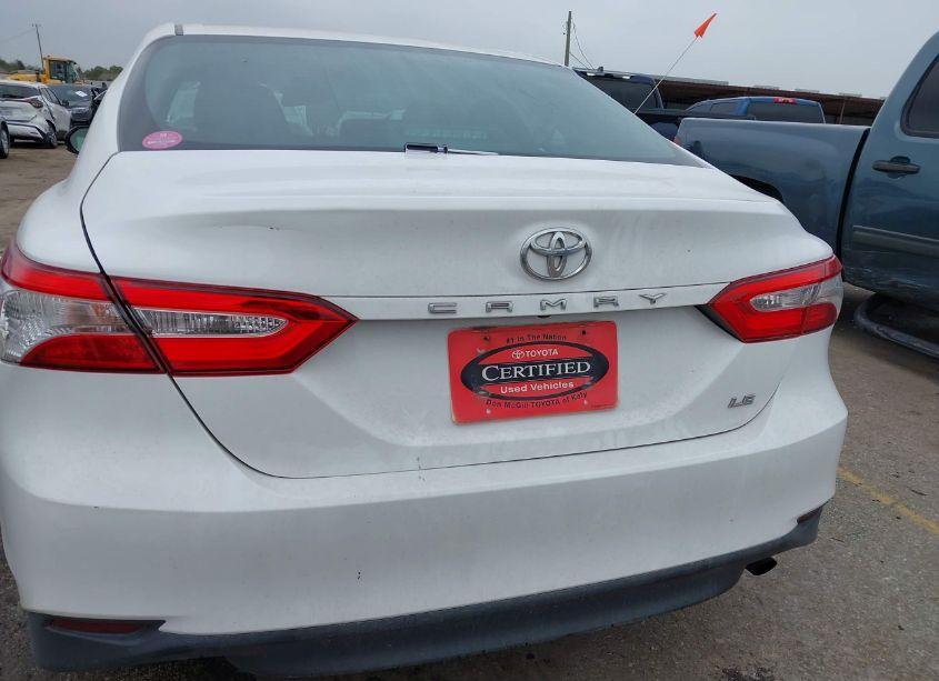 Photo 16 of 2018 Toyota Camry LE (VIN 4T1B11HK4JU053386)