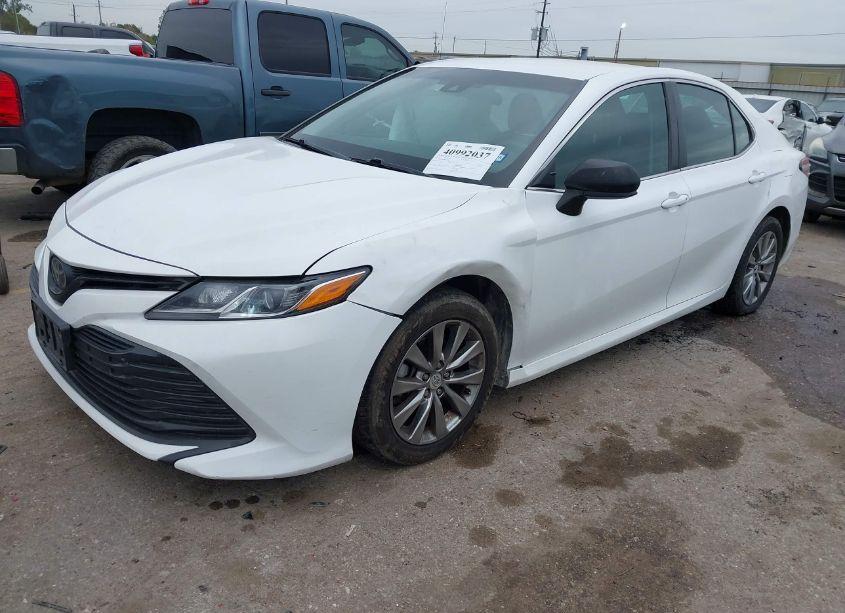 Photo 2 of 2018 Toyota Camry LE (VIN 4T1B11HK4JU053386)