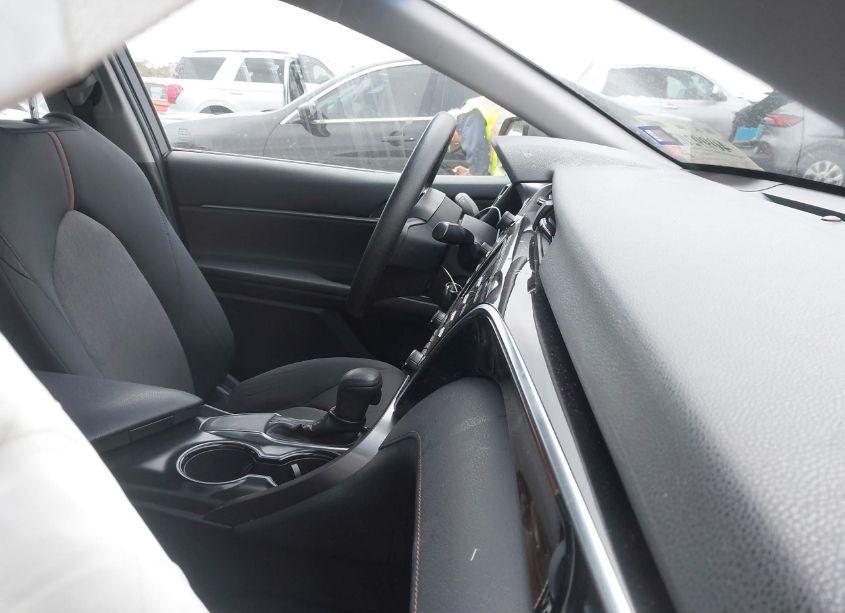 Photo 5 of 2018 Toyota Camry LE (VIN 4T1B11HK4JU053386)