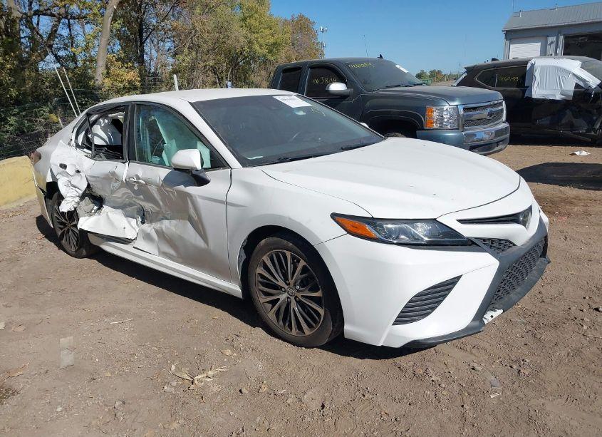 2018 Toyota Camry SE (VIN 4T1B11HK4JU070706) main photo