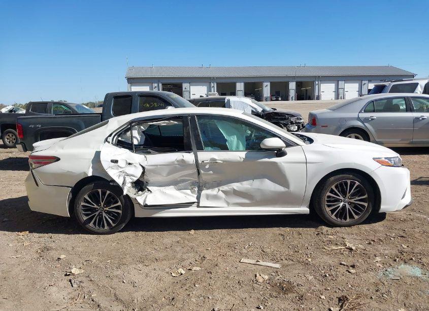 Photo 13 of 2018 Toyota Camry SE (VIN 4T1B11HK4JU070706)