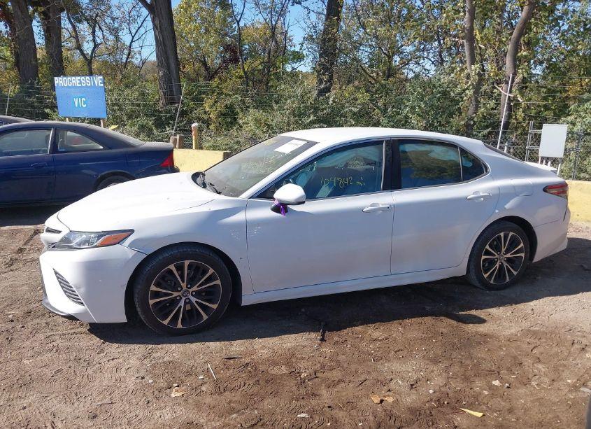 Photo 14 of 2018 Toyota Camry SE (VIN 4T1B11HK4JU070706)