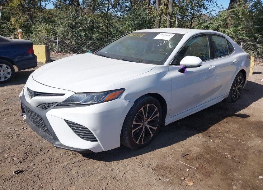 Photo 2 of 2018 Toyota Camry SE (VIN 4T1B11HK4JU070706)