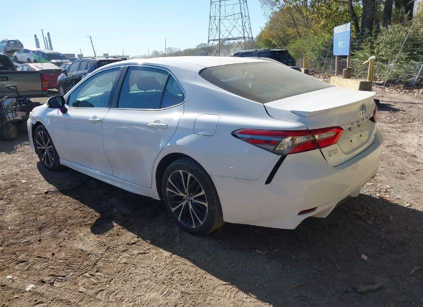 Photo 3 of 2018 Toyota Camry SE (VIN 4T1B11HK4JU070706)