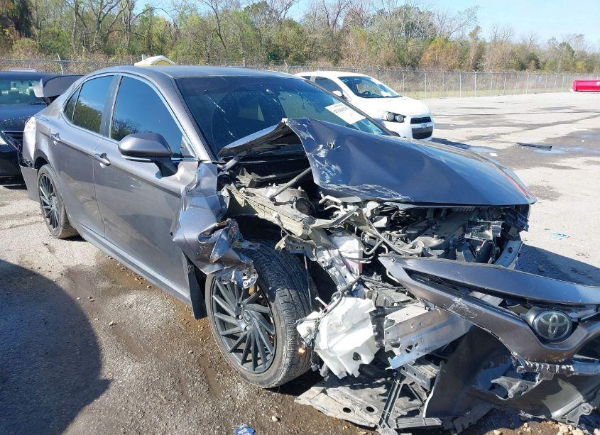 2018 Toyota Camry SE (VIN 4T1B11HK4JU075923) main photo