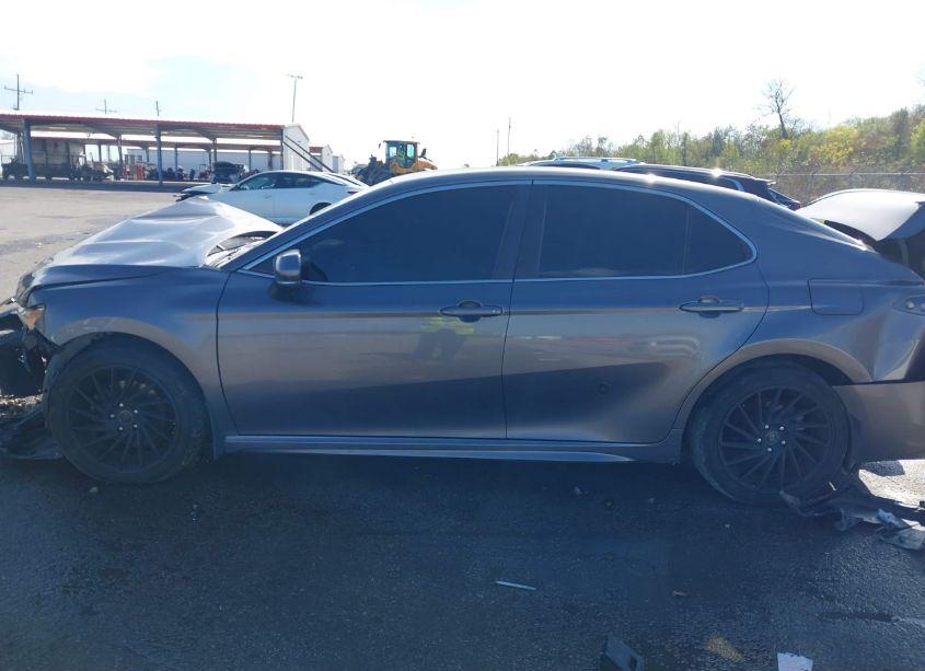 Photo 14 of 2018 Toyota Camry SE (VIN 4T1B11HK4JU075923)