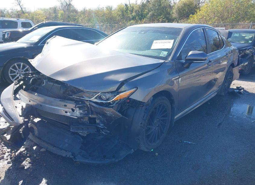 Photo 2 of 2018 Toyota Camry SE (VIN 4T1B11HK4JU075923)