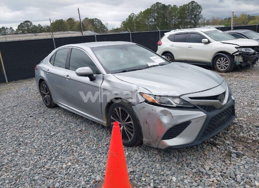 2018 Toyota Camry SE (VIN 4T1B11HK4JU079020) main photo