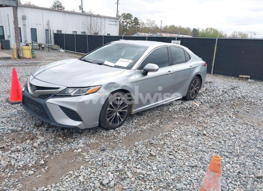 Photo 2 of 2018 Toyota Camry SE (VIN 4T1B11HK4JU079020)