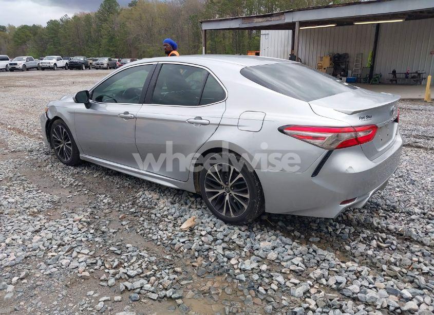 Photo 3 of 2018 Toyota Camry SE (VIN 4T1B11HK4JU079020)