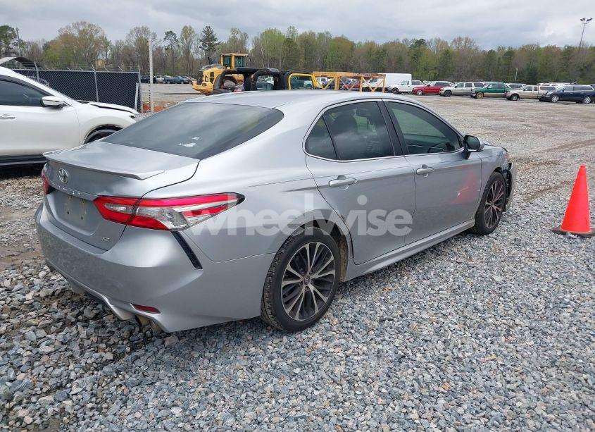 Photo 4 of 2018 Toyota Camry SE (VIN 4T1B11HK4JU079020)