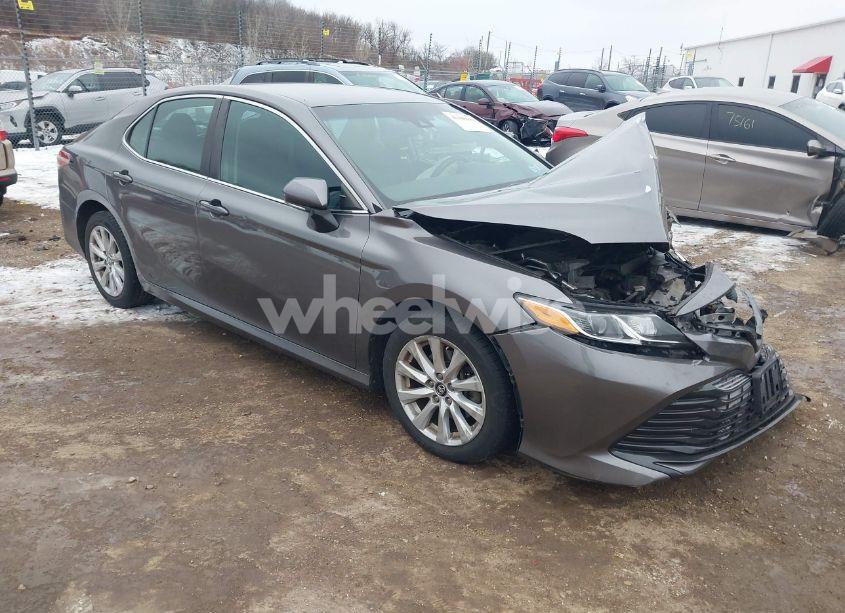 2018 Toyota Camry LE (VIN 4T1B11HK4JU092589) main photo