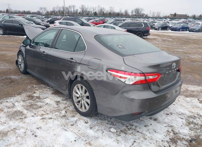 Photo 3 of 2018 Toyota Camry LE (VIN 4T1B11HK4JU092589)