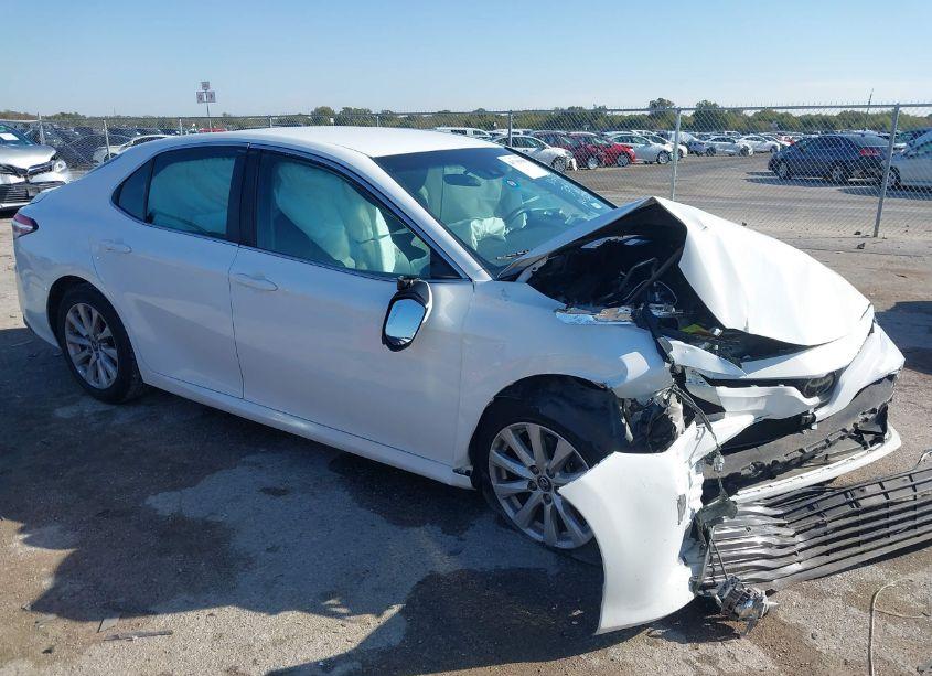 2018 Toyota Camry LE (VIN 4T1B11HK4JU099123) main photo