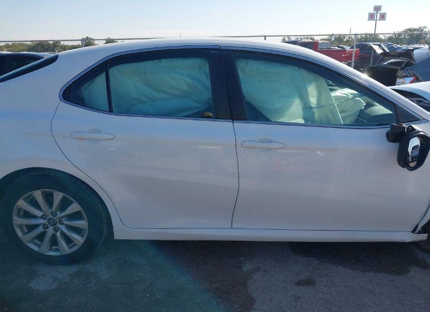 Photo 13 of 2018 Toyota Camry LE (VIN 4T1B11HK4JU099123)