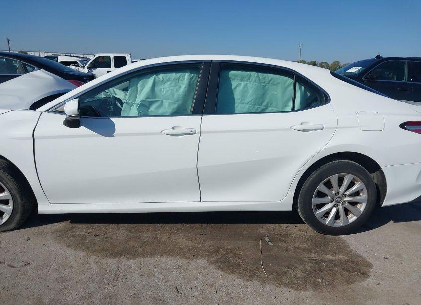 Photo 14 of 2018 Toyota Camry LE (VIN 4T1B11HK4JU099123)