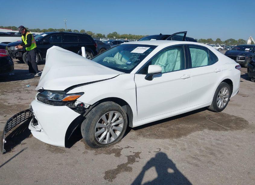 Photo 2 of 2018 Toyota Camry LE (VIN 4T1B11HK4JU099123)