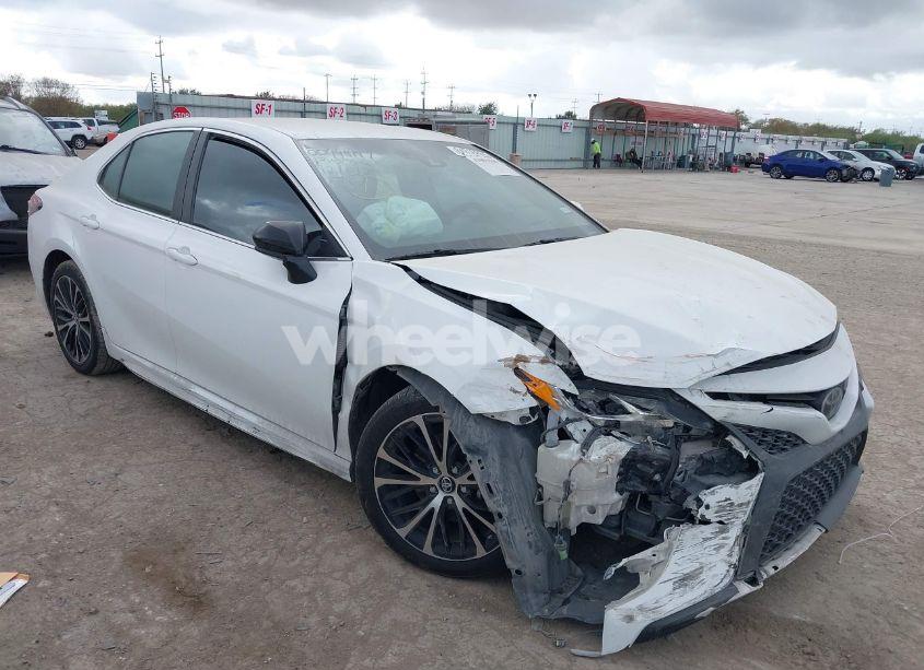 2018 Toyota Camry SE (VIN 4T1B11HK4JU135182) main photo