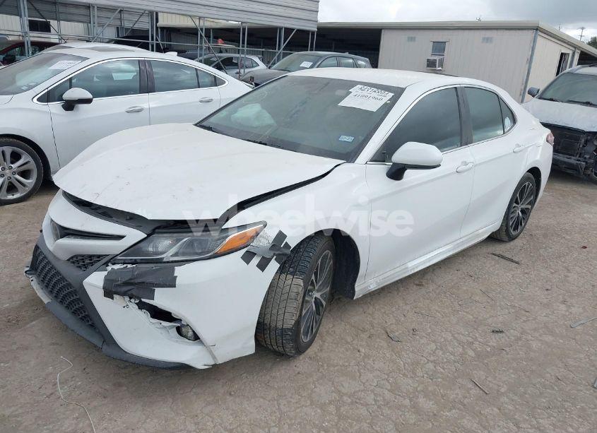 Photo 2 of 2018 Toyota Camry SE (VIN 4T1B11HK4JU135182)