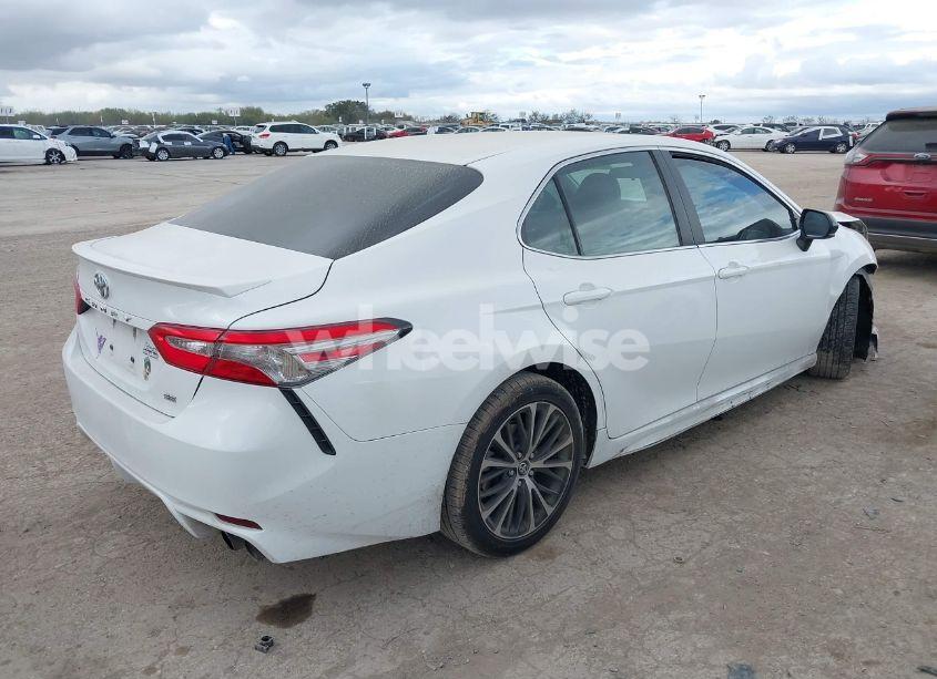 Photo 4 of 2018 Toyota Camry SE (VIN 4T1B11HK4JU135182)