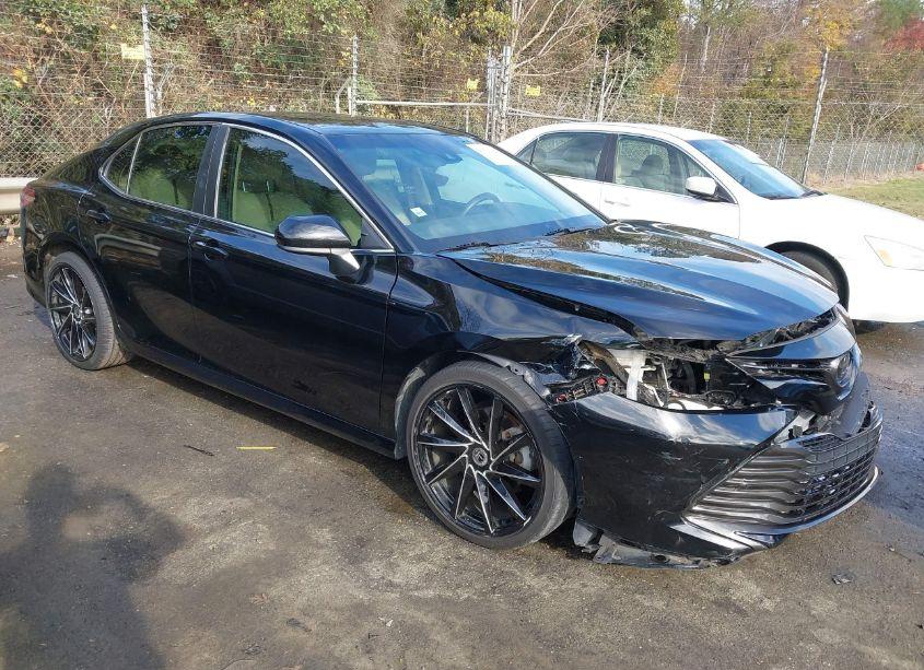 2018 Toyota Camry LE (VIN 4T1B11HK4JU144092) main photo