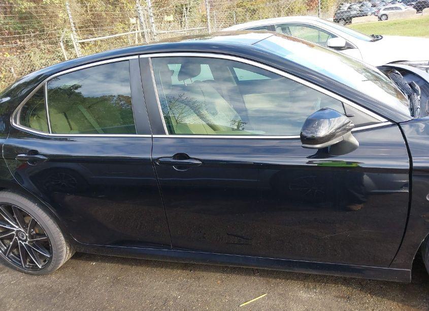 Photo 13 of 2018 Toyota Camry LE (VIN 4T1B11HK4JU144092)