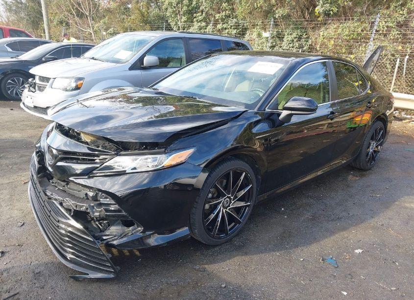 Photo 2 of 2018 Toyota Camry LE (VIN 4T1B11HK4JU144092)