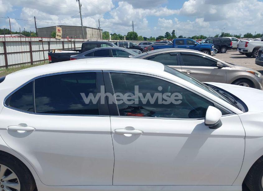 Photo 13 of 2018 Toyota Camry LE (VIN 4T1B11HK4JU144691)