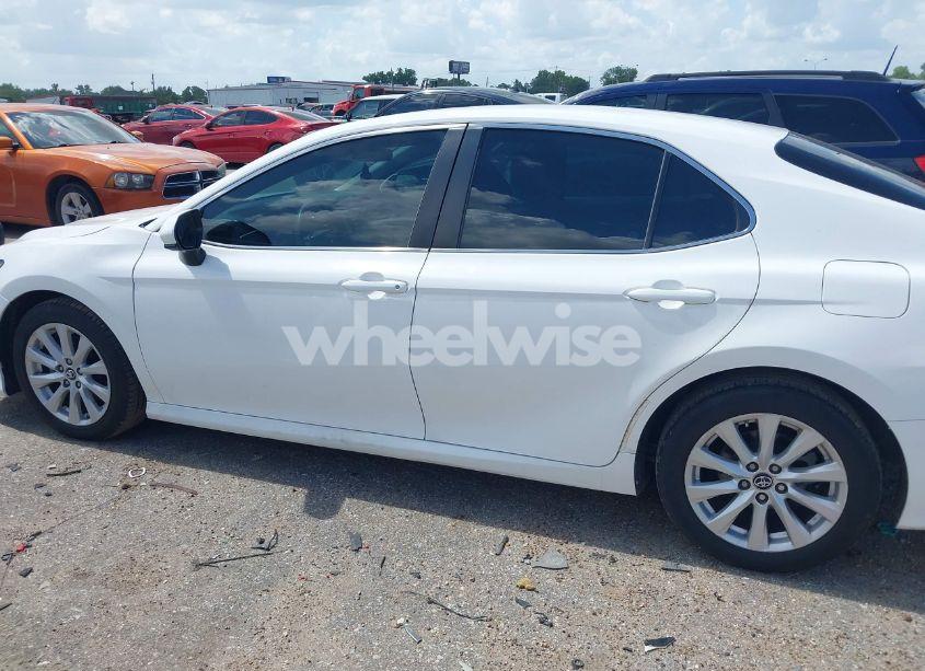 Photo 14 of 2018 Toyota Camry LE (VIN 4T1B11HK4JU144691)