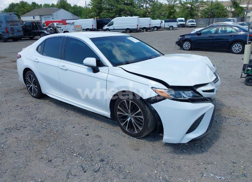 2018 Toyota Camry SE (VIN 4T1B11HK4JU159241) main photo