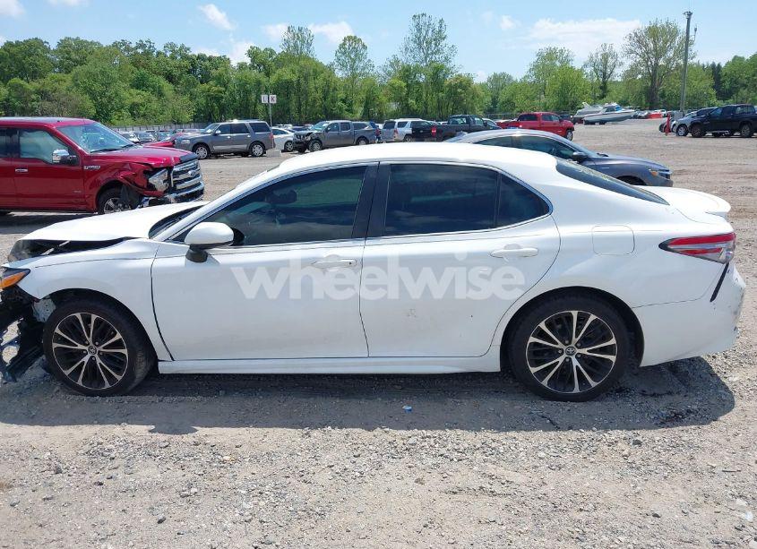 Photo 14 of 2018 Toyota Camry SE (VIN 4T1B11HK4JU159241)