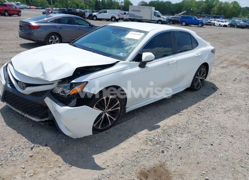 Photo 2 of 2018 Toyota Camry SE (VIN 4T1B11HK4JU159241)