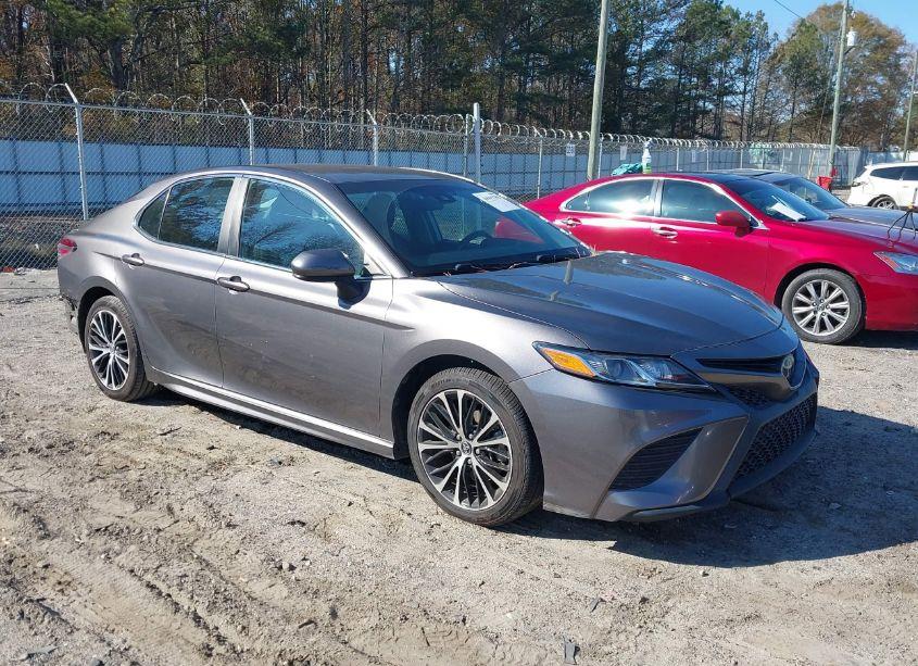 2018 Toyota Camry SE (VIN 4T1B11HK4JU507295) main photo