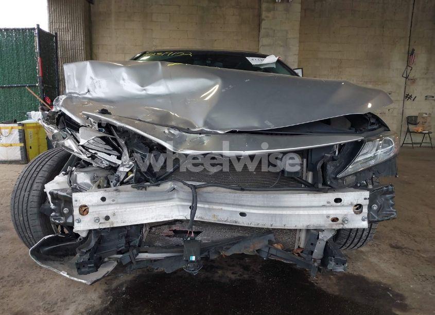 Photo 13 of 2018 Toyota Camry XLE (VIN 4T1B11HK4JU510603)