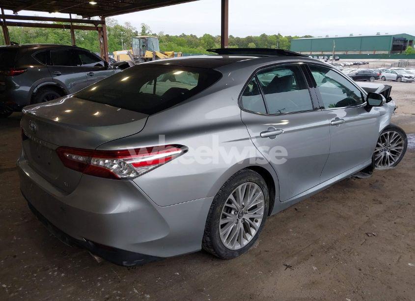 Photo 4 of 2018 Toyota Camry XLE (VIN 4T1B11HK4JU510603)