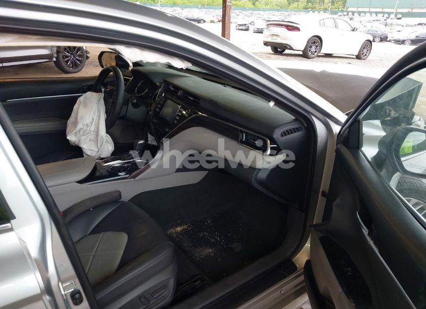 Photo 5 of 2018 Toyota Camry XLE (VIN 4T1B11HK4JU510603)