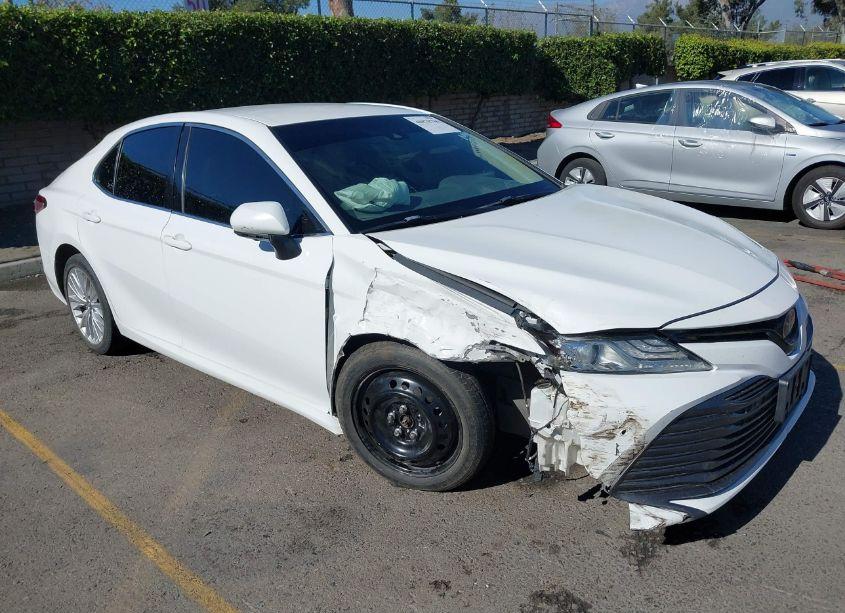 2018 Toyota Camry XLE (VIN 4T1B11HK4JU527238) main photo