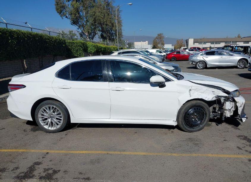 Photo 13 of 2018 Toyota Camry XLE (VIN 4T1B11HK4JU527238)