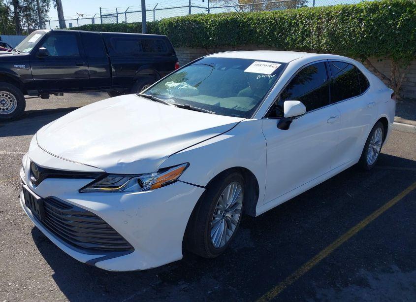 Photo 2 of 2018 Toyota Camry XLE (VIN 4T1B11HK4JU527238)